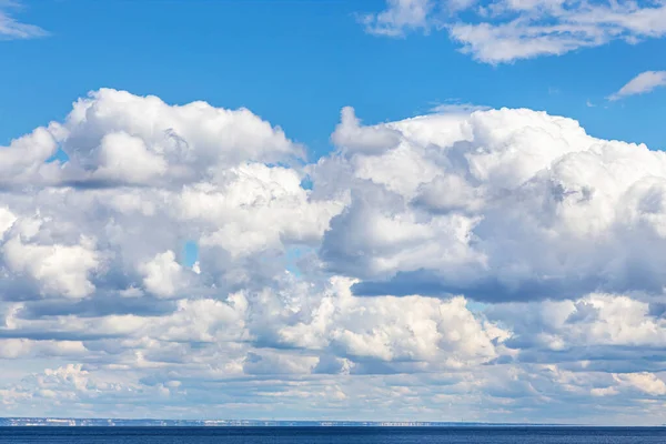 夏日阳光明媚 蔚蓝如画 白云笼罩着无尽的大海 — 图库照片