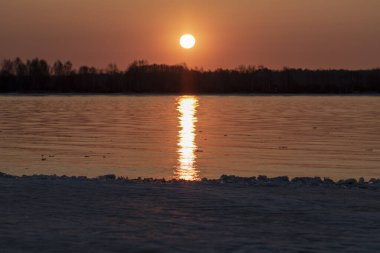- Rusya. Bahar. - Günaydın. Sanatoryum Lunevo. Tıbbi binanın penceresinden yükselen güneşli Volga kıyısına bakın. 2