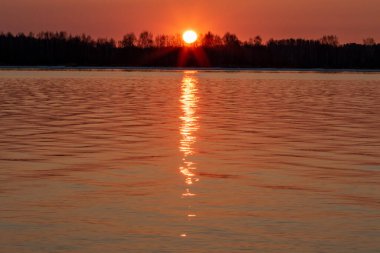 - Rusya. Bahar. - Günaydın. Sanatoryum Lunevo. Tıbbi binanın penceresinden yükselen güneşli Volga kıyısına bakın. 3
