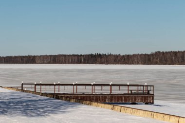 - Rusya. Bahar. - Günaydın. Sanatoryum Lunevo. Öğleden sonra karla kaplı Volga 'nın kıyısındaki rıhtımın manzarası.