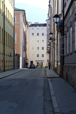 Avusturya. Bahar. İyi günler. Salzburg 'da. Issız bir apartman caddesi manzarası.