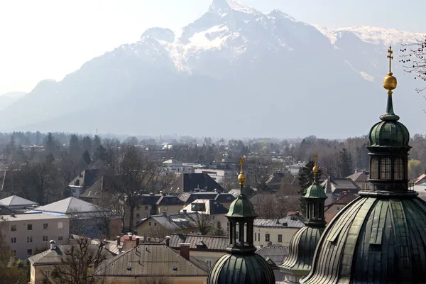 奥地利 萨尔茨堡有雪峰和屋顶的Mnchsberg山景观 — 图库照片