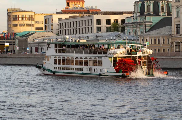 - Rusya. Bahar. İyi akşamlar. Moskova. Moskva Nehri 'nin kıyısından geçen bir motorlu gemiye bakın..