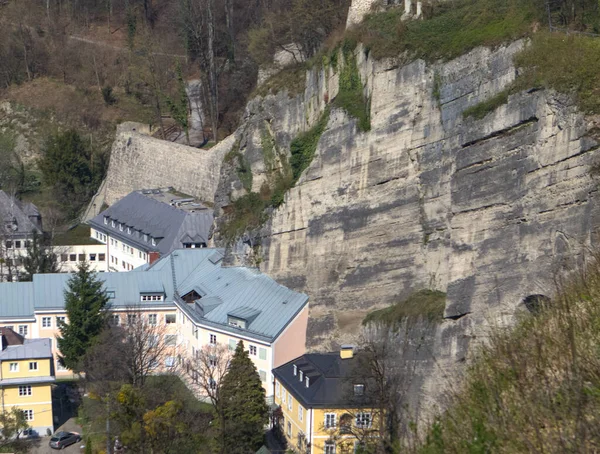 Avusturya. Bahar. İyi günler. Salzburg 'da. Yerleşim birimlerine sahip dikey dağ duvarının görüntüsü.