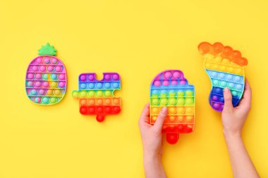 Renkli itme sesi. Sarı bckground 'da farklı şekillerde algılayıcı oyuncaklar.