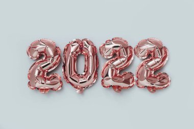 Folyo balonları gri arka planda 2022 numaralı formda. Yeni yıl kutlaması.