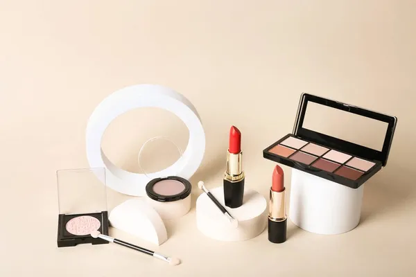 Make-up paletten met schaduwen en camouflage. Make-up producten op beige achtergrond — Stockfoto