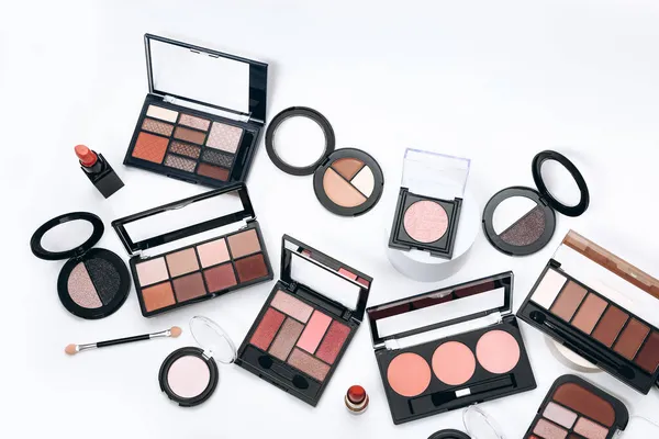 Make-up paletten met schaduwen en camouflage. Make-up producten op witte achtergrond — Stockfoto