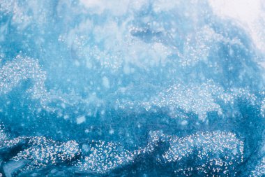 Ahşap tuval üzerine boyanmış soyut okyanus dalgaları.