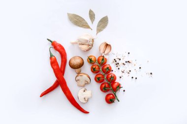 Açık gri arka planda baharatlar ve sebzeler, üst manzara.