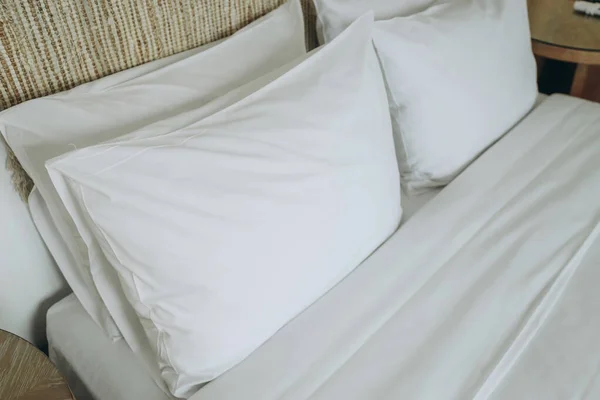 ホテルのベッドルームでベッドの上の白い快適な枕 — ストック写真