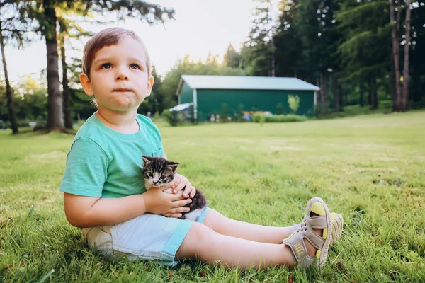 Klein Kind Met Een Katje Zijn Handen Natuur — Stockfoto