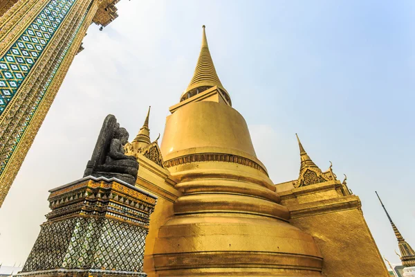 Boeddha en pagode in wat phra kaew — Stockfoto