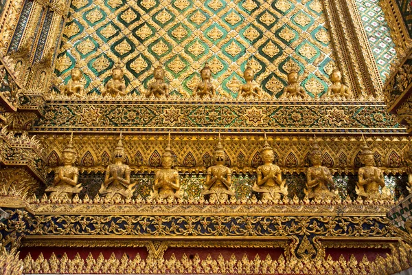 Buddowie w wat phra Kaew w Bangkoku — Zdjęcie stockowe