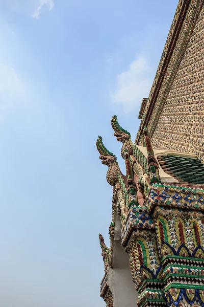 Roi de Nagas sur le temple du toit — Photo