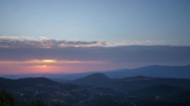 Dağlar arasında güneşli bir kış gününün doğuşu