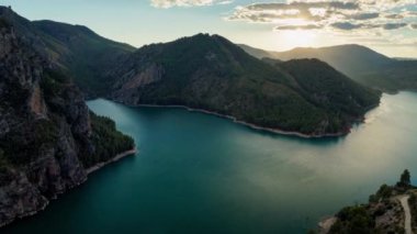 # Renkli bulutlu bir gölün üzerinde gün batımı #