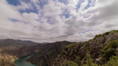 Nehrin üzerinde güzel bulutlarla zaman geçiyor.