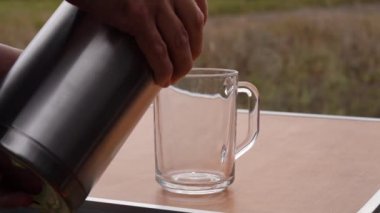 Sütlü kahve termostan bardağa doldurulur, doğal değil.