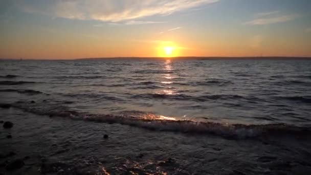 지평선 위에서 흐르는 파도와 물결, 아름다운 밝은 일몰 광경 — 비디오