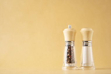 Beyaz bej arka planda cam tuz ve biber karıştırıcıları