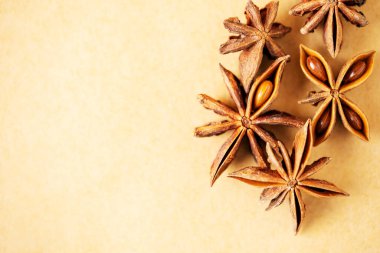 Beyaz bej arka planda yıldız anason baharat meyve ve tohumları yakın plan
