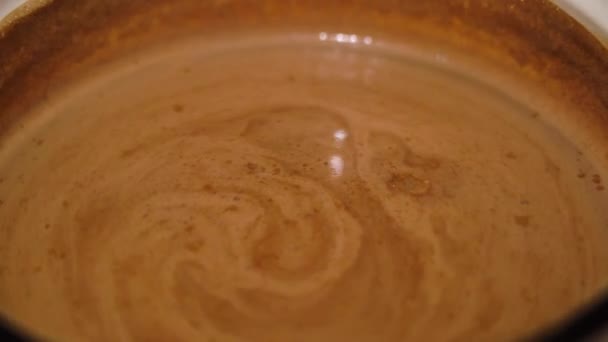 Warme cacao wordt in een kom gekookt en gedraaid — Stockvideo