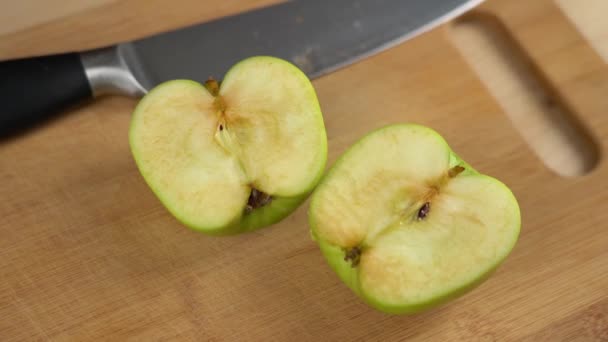 Czas upływa zielone jabłko pocięte na pół i utlenione. Zmienianie świeżego w utleniony brąz. — Wideo stockowe