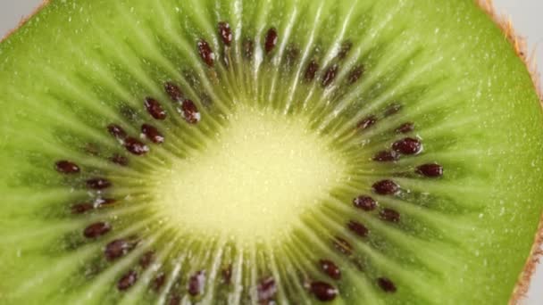 Kiwi. kiwi affettato da vicino, rotante — Video Stock
