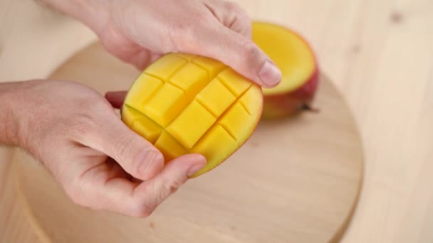 Man öppnar skära en mango, närbild — Stockvideo