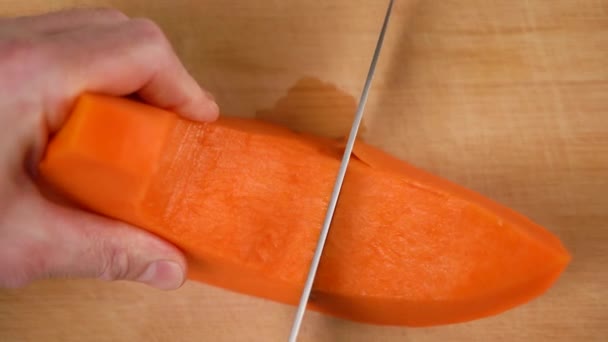 Zamknij męskie ręce przygotowujące dynię do gotowania nożem na desce tnącej — Wideo stockowe