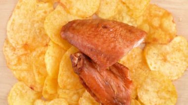 Patates cipsi ve füme tavuk kanadı. Döndürme