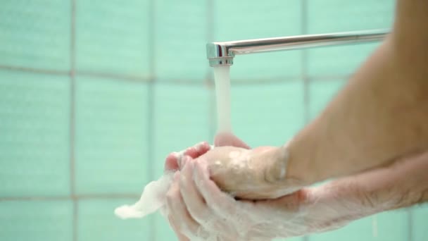 Coronavirus prevenzione pandemica lavarsi le mani con acqua di sapone sfregamento dita — Video Stock