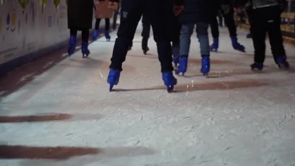 Дорослі, підлітки та діти катаються на морожених ковзанах — стокове відео