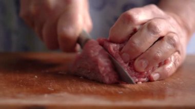 Çiğ et keskin bıçakla kesilir.