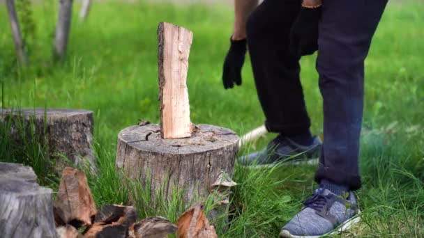 Man puts log on a stump and chops wood with an axe — Video Stock