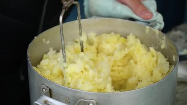 Homemade mashed potatoes with the addition of milk in a pan. Close-up — Video