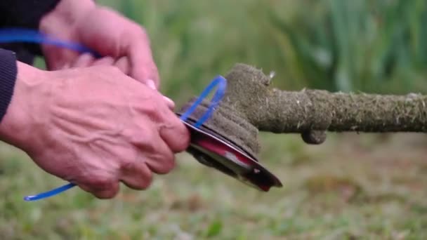 Ręce Zmienić Nitkę Nylonową Bębnie Wkładzie Gazowym — Wideo stockowe