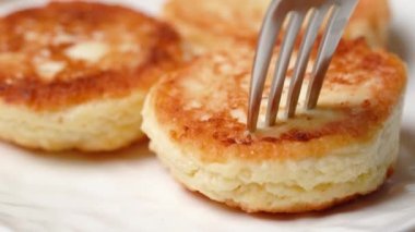 İştah açıcı peynirli krep çatalla delinmiş ve bıçakla kesilmiş.. 