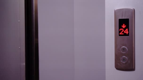 金属电梯门打开 电梯呼叫按钮在前景 — 图库视频影像