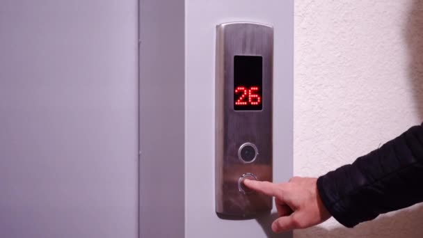 Mans Χέρι Πιέζει Κουμπί Κλήσης Ασανσέρ — Αρχείο Βίντεο