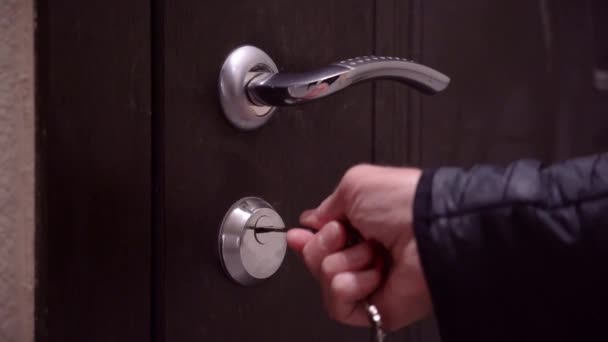 Рука Чоловіка Знімає Заклинюючий Дверний Замок Відкриває Двері Йде Всередину — стокове відео