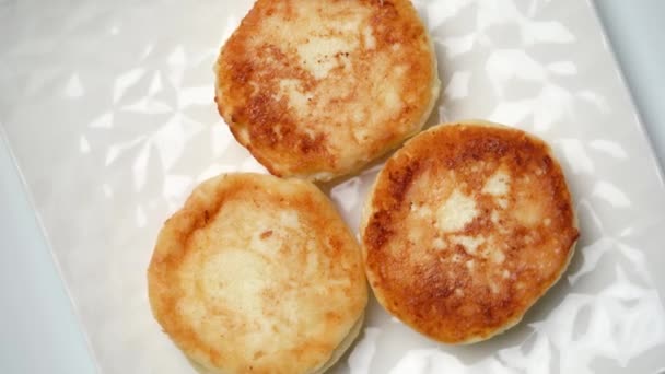 Três Deliciosas Panquecas Cheesecake Giram Prato Quadrado Vista Superior — Vídeo de Stock