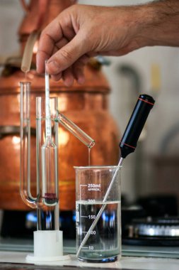 Evde güçlü bir alkollü içecek yapma süreci. Bakır alembik.