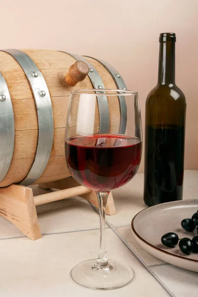 Bicchiere Vino Rosso Con Botte Bottiglia Legno — Foto Stock