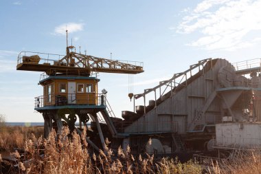 Kıyıdaki Dredger gemisi. Shlisselburg, Rusya 11 Ekim 2021