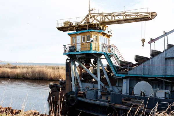 海岸沿いの浚渫船 ロシアのShlistselburg 2021年10月11日 — ストック写真