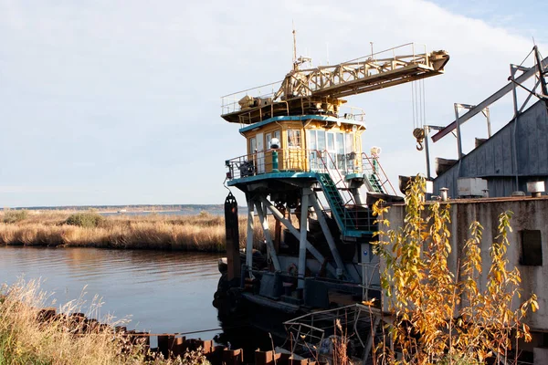 Kıyıdaki Dredger gemisi. Shlisselburg, Rusya 11 Ekim 2021