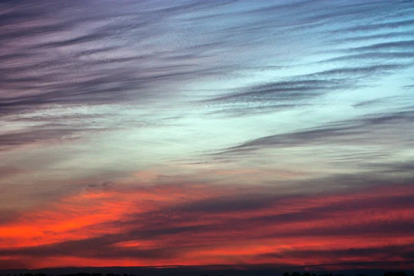 Ufukta gün batımı gökyüzü