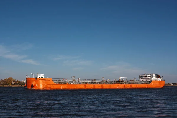 湖のオレンジ貨物船 2021年10月7日 Lake Ladoga Shlisselburg ロシア — ストック写真